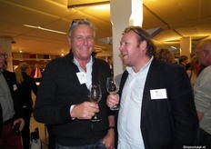 Fred Blokker van Beekenkamp Plants in een geanimeerd gesprek met Dick Vreeswijk van HANOJU B.V.