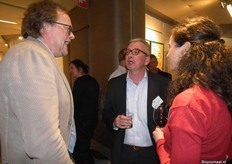 Ronald van Marlen (Stichting EKO-keurmerk) met Marcel Tijhuis (Précon Food Management), rechts Madelon Van Binsbergen van Organic Flavour Company.