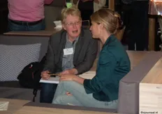 Maria Buitenkamp (secretaris van Biohuis) met Heleen Klinkert (Bionext).