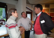 Kees Scheepens van Walnoot & Wilg (rechts) met Nelleke Meersma en Adriaan Antonis van Ouwendorperhoeve.