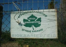Het logo van Bio Net West Hellas, op het hek van de bio-boomgaard van Pantelis Petropoulos.