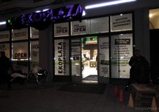 Woensdagavond 26 november, de dag vóór de officiële opening werd een receptie voor genodigden gehouden. De gevel was toen nog afgeplakt.