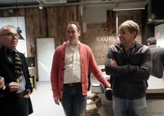 Oeble Kempenaar van Organic Flavour Company kijkt vol bewondering naar de nieuwe winkel. Naast hem Stephan Blommendaal en Erik-Jan van den Brink van Udea