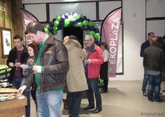 Meteen bijkletsen bij binnenkomst. In de rode jas Thijs Schuurman van Bonvita.