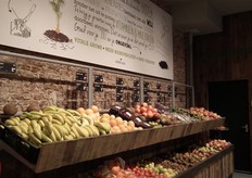 Een deel van de AGF-afdeling, met een duidelijk bord vol toelichting over de biologische vollegrondteelt.