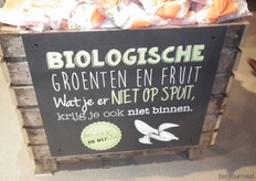 Door de hele winkel zijn allerlei spreuken en borden te vinden met meer informatie over biologisch.