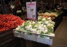 Mooie presentatie van bio-venkel in houten kistjes.