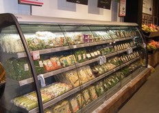 Koeling vol met verse AGF-producten.
