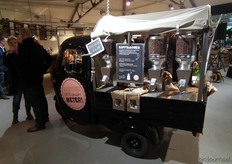 Een wagentje met biologische koffiebonen uit Honduras.