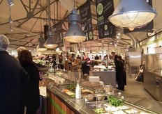 Op het versplein zijn verse smoothies en sappen te verkrijgen, daarnaast zit een saladebar en er staat een luxe koffiezetapparaat.