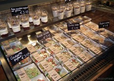 Allerlei verse maaltijden op het versplein.