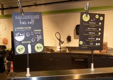 Klanten kunnen zelf hun salade samenstellen. Op deze borden staat de uitleg.