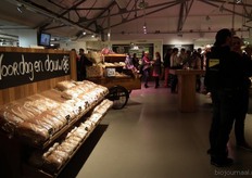 Tegenover het versplein nog een schap met vers brood dat 'voor dag en dauw' gebakken wordt.