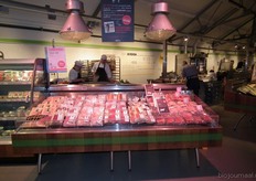 Aan het eind van het versplein liggen de vleeswaren.