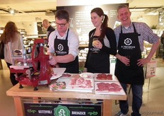 Henk van Oers van Deli Harmony snijdt wat vleeswaren om de genodigden te laten proeven van het consumentenmerk St. Hendrick.