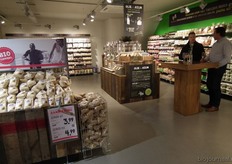 Links de nieuwe look van de BIO toppers.