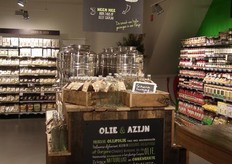 Achterin de winkel kan de klant zelf biologische olie & azijn tappen.