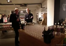Richard	van der Linden van Coenecoop Wine Traders liet de gasten van diverse biologische en biologisch-dynamische wijnen proeven.