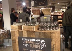 Hier kan men zelf verse notenpasta maken.