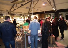 De aanwezigen maakten van de gelegenheid gebruik om alle producten eens goed te bekijken.