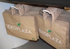 Het logo komt ook terug op de tassen.