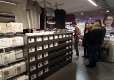 "Ondergoed en bijpassende sokken. Hans: "Het is zo erg als dit niet klopt. Daarom hebben we speciaal voor de vrouwen kleurgecoördineerde sokken voor bij het ondergoed gemaakt."