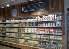 Ook de zuivelkoeling krijgt een bijzondere uitstraling door de afwerking met hout.