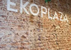 Mooie muur met het nieuwe EkoPlaza-logo naast de kassa.