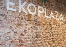 Mooie muur met het nieuwe EkoPlaza-logo naast de kassa.