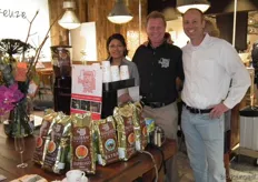Voor koffie konden de bezoekers voorin de winkel terecht bij Illimani en Zuivelrijck. Gloria Sullca, Eric Beek van Illimani met René van der Veen van Zuivelrijck.
