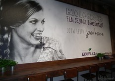 Hier kan de klant aanschuiven om een tijdschriftje te lezen en een hapje en een drankje te nuttigen.