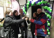 Sven Henze (midden), AGF-inkoper bij EkoPlaza, toast met wat genodigden op de nieuwe winkel.