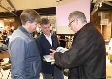 Bij een receptie horen cadeaus. Hier overhandigt Bionext-directeur Bavo van den Idsert (rechts) de nieuwste editie van de Bosatlas van het voedsel aan Udea-directeuren Erik-Jan van den Brink en Erik Does. In de Bosatlas wordt ook aandacht geschonken aan bio-voedsel.
