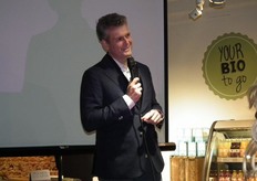 "Erik Does, directeur Udea en EkoPlaza, nam kort het woord. Hij bedankte onder meer het team. "Ik ben enorm trots op het team. Ze hebben een heel goede presentatie geleverd."