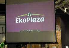 Hij liet ook een video zien waarin de overgang van het oude logo (deze foto) naar het nieuwe EkoPlaza-logo getoond werd.