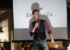 Erik riep Hans Ubbink ook nog even naar voren. Hij was meteen enthousiast toen hem gevraagd werd om deze GOTS-gecertificeerde ondermodelijn te ontwerpen.