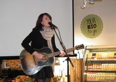 Optreden van zangeres Stevie Ann.