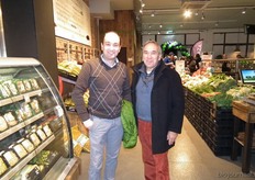 "Mathijs en Marcel Vermeulen van EkoPlaza Wassenaar namen ook een kijkje in de nieuwe winkel. "Er is intern weinig gecommuniceerd over de look van deze nieuwe winkel. Daarom vroeg ik me net in de auto ook openlijk af of de conceptstore echt anders zou zijn, en dat is duidelijk het geval", aldus Mathijs, die toen nog niet eens verder was gekomen dan de AGF-afdeling."