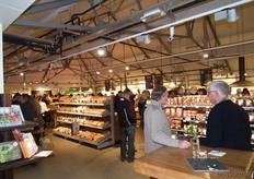 Door het hoge plafond oogt de winkel zelfs nog ruimer.