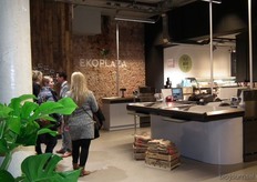 De kassa's aan de kant van de Stadhouderskade. Bij de ingang aan de achterkant van de winkel kan de klant ook afrekenen.