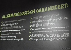 Bord met garanties omtrent biologisch, in de buurt van de kassa.