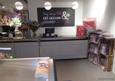 De kassa aan de achterkant is naast de cosmeticahoek te vinden, vandaar de uitspraak 'Zorg voor je huid: eet gezond & smeer gezond' achter deze kassa.