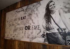 Bij binnenkomst aan de achterzijde komt de klant met deze poster in aanraking.