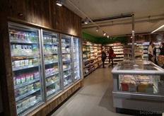 Deze diepvries springt door de warme aankleding ook in het oog.