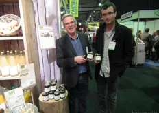 Piet Korstanje en Tim Moerman van Boomgaard ter Linde. Piet toont de limited edition peren-appelstroop die gemaakt is door stroopstokerij Vandewall. Hierin is het BD-fruit uit hoogstamboomgaarden van boomgaard Ter Linde verwerkt.