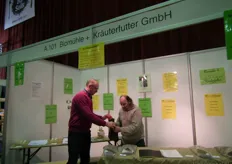 Hubert Cremer (rechts) van Biomühle + kräuterfutter. Hij liet bezoekers onder meer melk proeven van koeien die een nieuwe kruidenmix gegeten hebben. Hubert produceert voedingssupplementen met kruiden en werkt onder meer samen met Jan Dirk en Irene van der Voort van Remeker.