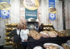 Robert Lok met Nanny van Ool bij Bakkerij Verbeek. Op de achtergrond volop aandacht voor La Casonette, die meergranenbrood werd in 2014 als beste getest door de Consumentenbond.