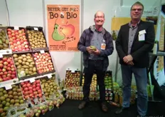 Harmen Peters en Wim Stoker in de combi-stand van Biofruit, Smilefruit en Stoker Holland.