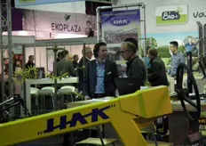 Koos Havelaar (links) geeft uitleg over de schoffelmachines van H.A. Havelaar & Zn.