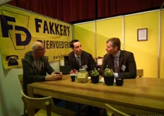 Hans Wijlens (midden) en Robert Fakkert (rechts) van Fakkert Diervoeders in gesprek met een geïnteresseerde bezoeker.